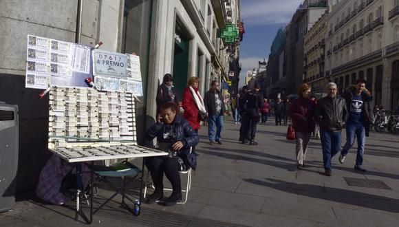Un vendedor de lotería en España vende "decimos" (boletos de lotería) en la Plaza de la Puerta del Sol en Madrid. (Foto referencial: AFP)