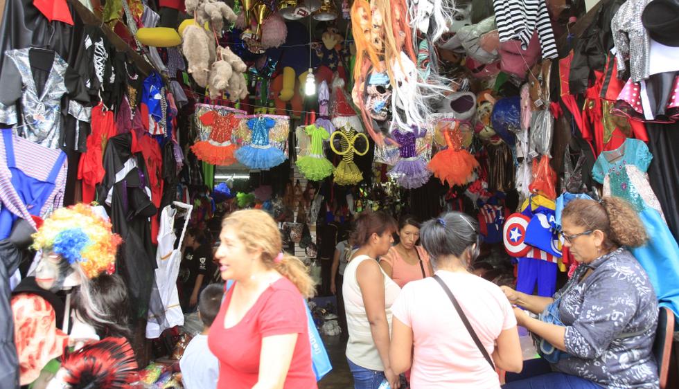 En búsqueda del disfraz ideal en Mesa Redonda y Mercado Central.