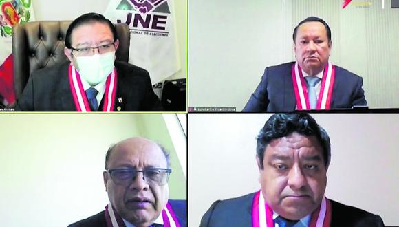 Miembros del pleno del JNE escucharon argumentos de los abogados de Perú Libre y Fuerza Popular. Tras ello, pasaron a la votación, donde desestimaron los recursos de apelación. (Foto: JNE)
