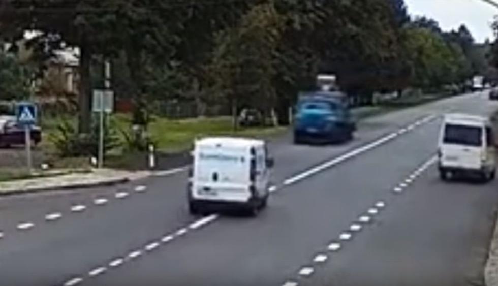 El conductor de una furgoneta invadió el carril donde transitaba un camión al quedarse dormido. (YouTube: Caught on Video)
