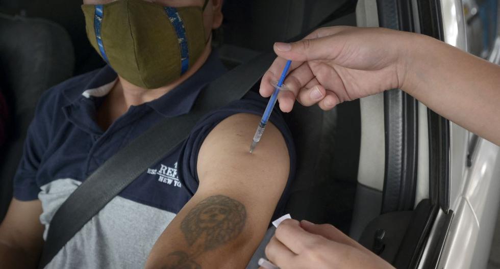 Un hombre dentro de un automóvil recibe la primera dosis de la vacuna AstraZeneca contra el coronavirus en Tlalnepantla de Baz, estado de México, México, el 26 de mayo de 2021. (Alfredo ESTRELLA / AFP).