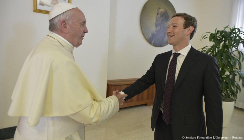 Mark Zuckerberg se reunió con el Papa Francisco y le dio un curioso regalo. (EFE)