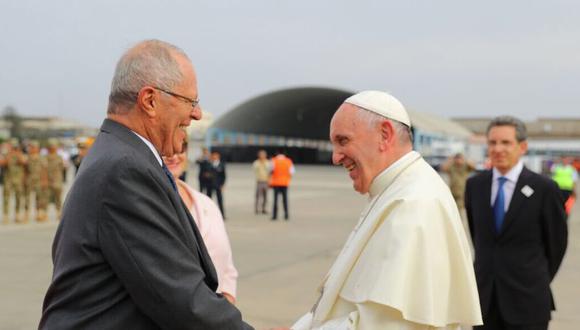 PPK y el papa Francisco en su primer encuentro en tierras peruanas. (Twitter/@ppkamigo)