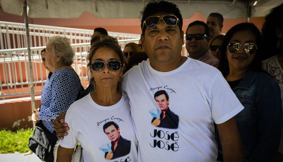 Fans pose for a picture outside of the Miami-Dade County Auditorium during a public funeral for the late singer Jose Jose in Miami, Florida on October 6, 2019. - The artist born Jose Romulo Sosa Ortiz, who died last Saturday at age 71, is being honored at a funeral home southeast of Miami. (Photo by Eva Marie UZCATEGUI / AFP)