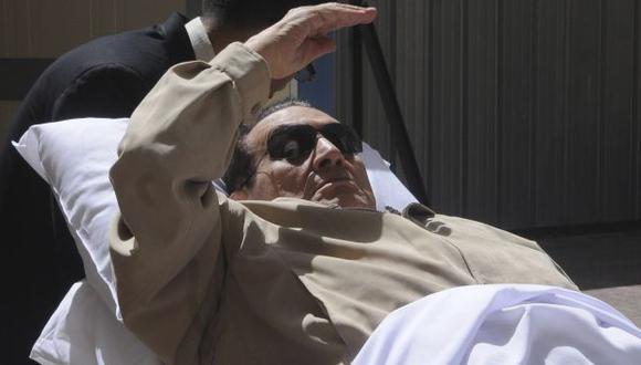 Mubarak, de 83 años, fue condenado a cadena perpetua. (AP)