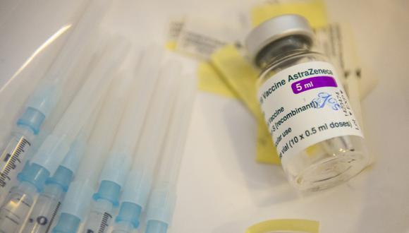 Tras la inoculación con Astrazeneca se hallaron 205 casos de trombosis particularmente en mujeres menores de 55 años entre las 34 millones de vacunas administradas en todo el mundo. (Foto: LENNART PREISS / AFP)