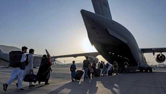 En esta imagen de la Fuerza Aérea de Estados Unidos los aviadores guían a los evacuados a bordo de un C-17 Globemaster III en el aeropuerto de Kabul, Afganistán. (Aviador sénior Taylor Crul / AP).