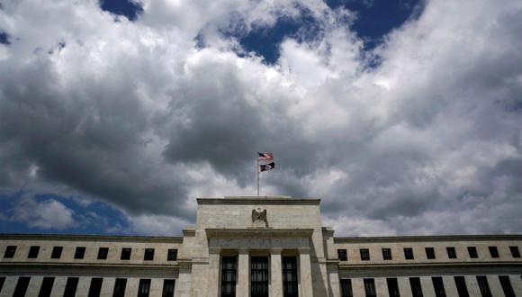 FILE PHOTO: Flags fly over the Federal Reserve Headquarters on a windy day in Washington, U.S., May 26, 2017. REUTERS/Kevin Lamarque/File Photo