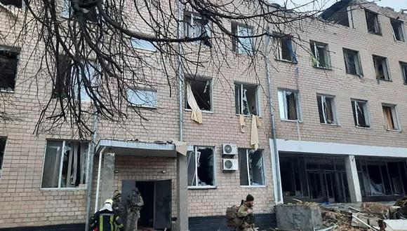 Una foto suministrada por el servicio de prensa del Ministerio del Interior de Ucrania muestra las secuelas de una explosión en el edificio de una unidad militar en Kiev.