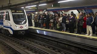 España: Roban a un policía mientras rescata a un hombre en el metro
