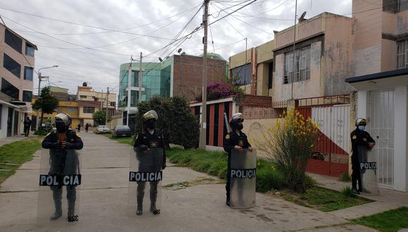 Policía apoya a la Fiscalía en allanamiento. (Foto: Perú21)
