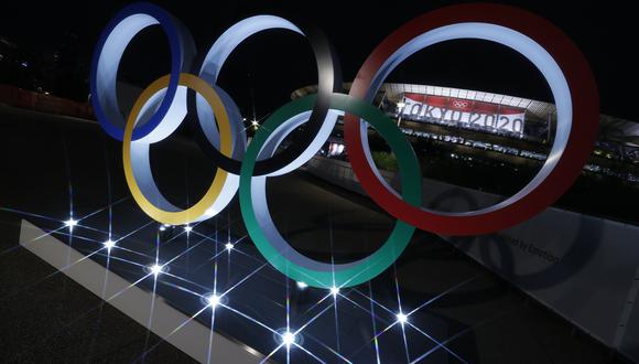 Vista de los anillos olímpicos frente al Estadio Olímpico horas antes del inicio de la ceremonia de inauguración de los Juegos Olímpicos de Tokio 2020, que no contará con público en las gradas, este viernes. (Foto: EFE/ Enric Fontcuberta)