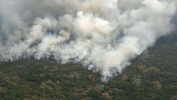 Imagen aérea que muestra el humo provocado por un incendio en la selva amazónica, a 65 km de Porto Velho, en el estado de Rondonia, norte de Brasil. (Foto: AFP)