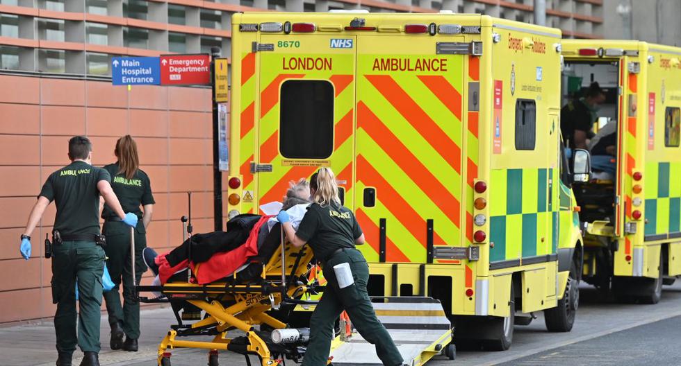 Paramédicos trasladan a un paciente al Royal London Hospital en el este de Londres el 3 de enero de 2021. (Foto de JUSTIN TALLIS / AFP).