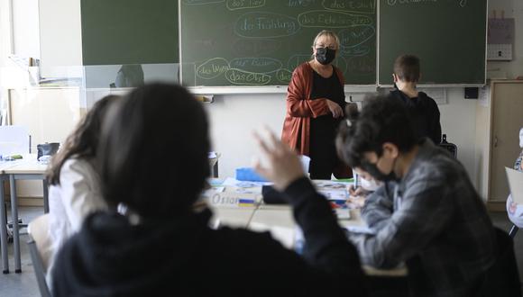 La maestra Hanna Riebesell reacciona durante una clase de escuela internacional, con alumnos, entre otros, de Ucrania, en la escuela integral Max-Ernst (Gesamtschule) en Colonia, Alemania occidental. (Foto: Ina FASSBENDER / AFP)