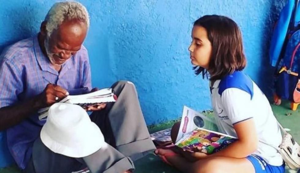 La pequeña pasa tiempo después de clases enseñándole al anciano lo que aprende en el colegio. (Fotos: Tribuna do Ceara/Rede Globo)