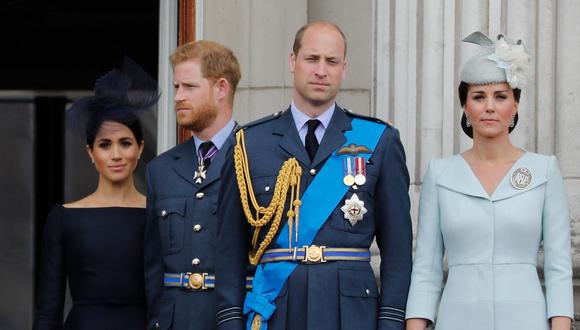 Meghan y Enrique de Sussex al lado de Guillermo y Catalina de Cambridge. (Foto: AFP)