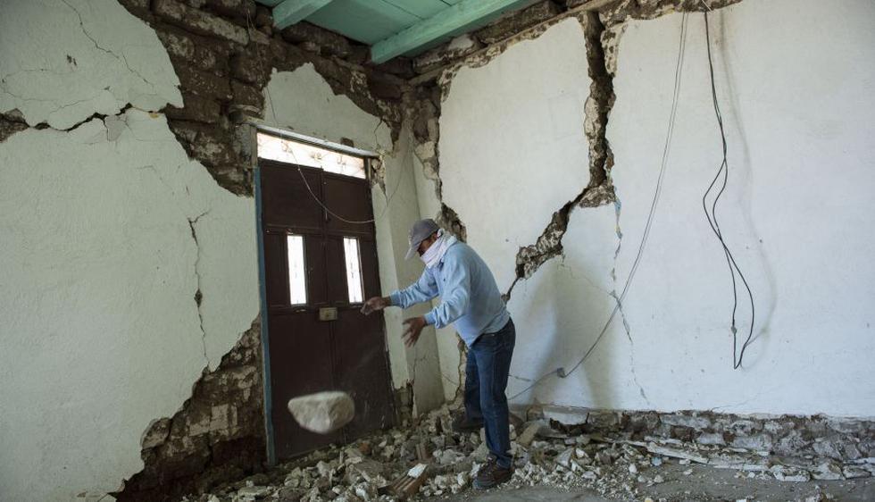 Mynor Fuentes revisa su casa tras terremoto que sacudió Guatemala. (AP)