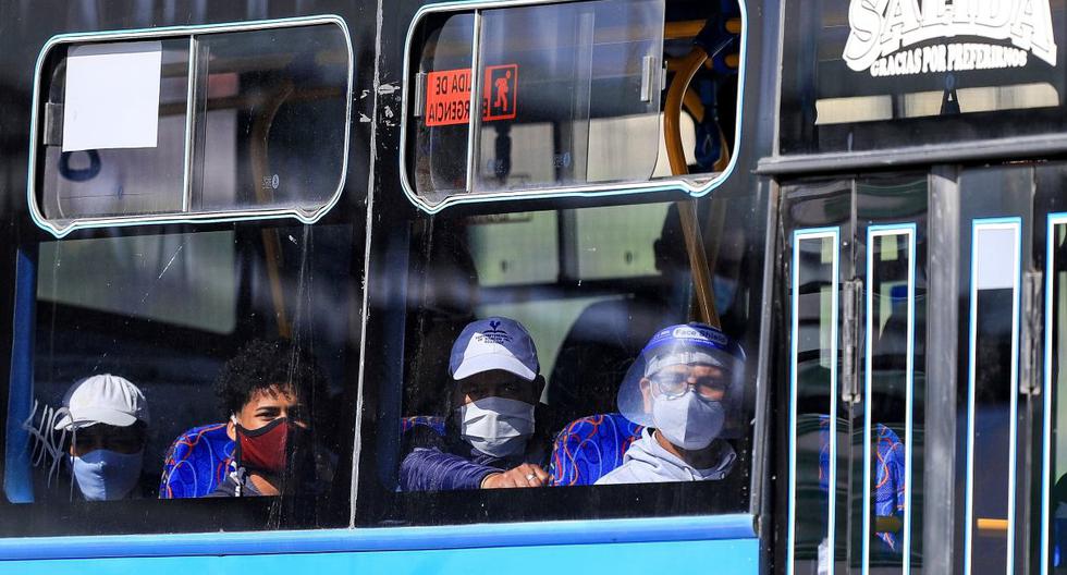 Imagen referencial. Personas usando mascarillas por el coronavirus llegan al hospital del Iess, en Quito (Ecuador). Archivo julio de 2020. (EFE/José Jácome).