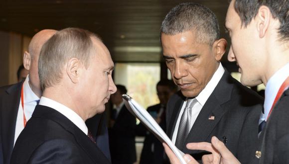 Barack Obama y Vladimir Putin se reuniron durante cumbre APEC 2014. (EFE)
