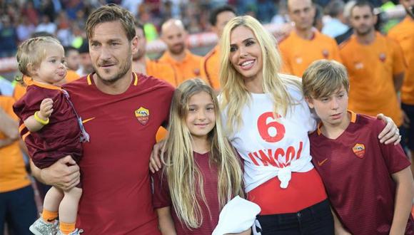 Totti y su familia en su último partido. (AFP)