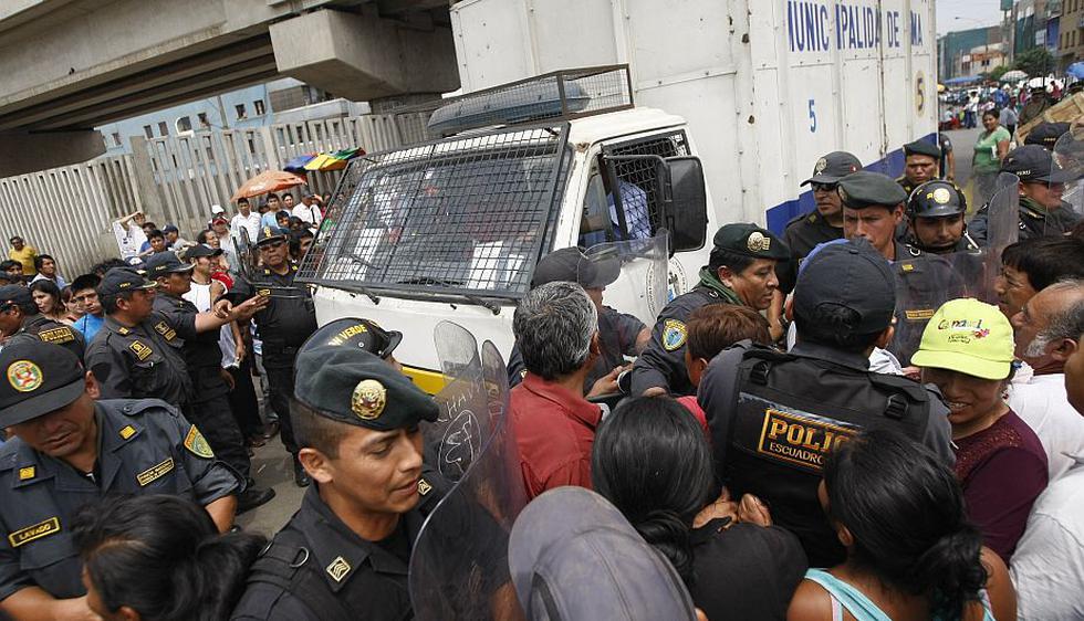 Camiones de la municipalidad de Lima tuvieron dificultades para ingresar al exmercado mayorista de La Parada para recoger los fierros retorcidos que quedaron tras la demolición. (Mario Zapata)