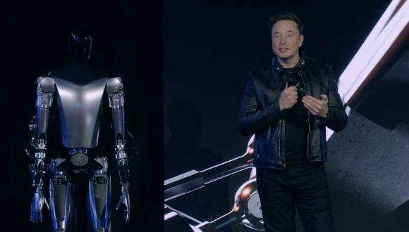 Esta captura de pantalla de video tomada de la transmisión en vivo del Tesla AI Day 2022 muestra a Elon Musk de pie en el escenario junto a Optimus, el robot humanoide en Palo Alto, California, el 30 de septiembre de 2022. (Foto de Tesla / AFP)