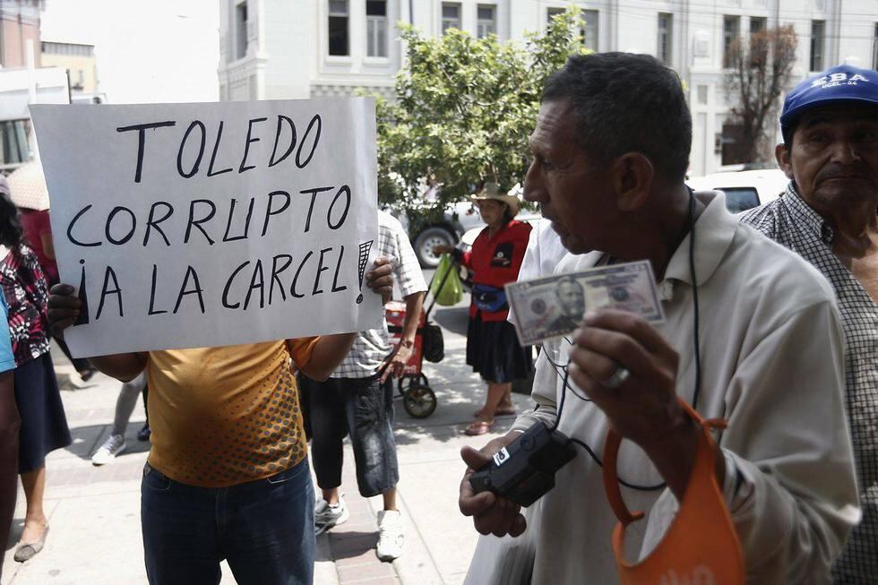 Manifestantes exigieron que Toledo responda ante la justicia. (Renzo Salazar/Perú21)