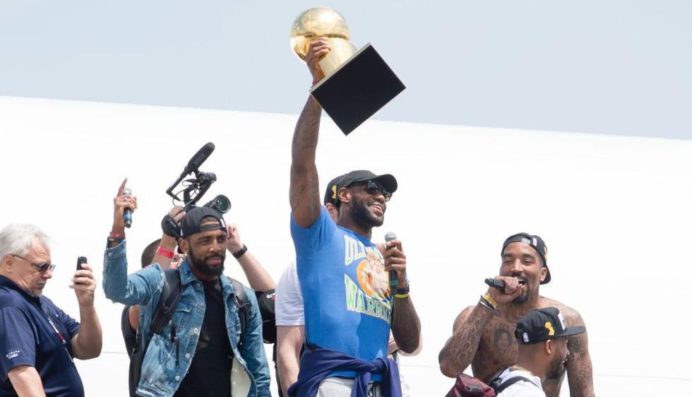 LeBron encabezó las celebraciones a la llegada a Cleveland. (AFP)