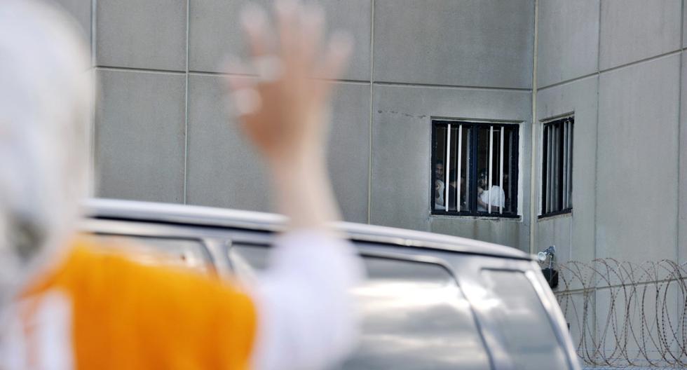 Imagen referencial. Una mujer saluda a los detenidos en el Centro de Detención del Condado de Strafford en Estados Unidos. (Photo by JOSEPH PREZIOSO / AFP)