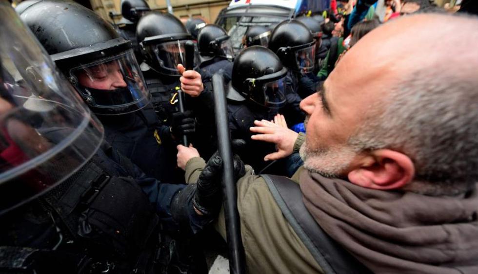 La detención de Carles Puigdemont provocó que miles de personas salieran a las calles de Barcelona para protestar. (Foto: AFP)