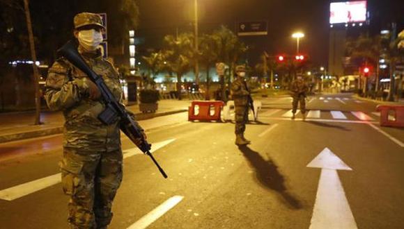 Militares vigilan el toque de queda en Lima para evitar la propagación del COVID-19. (EFE)