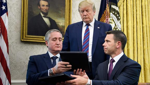 El presidente de Estados Unidos, Donald Trump,  y el ministro del Interior del Guatemala, Enrique Degenhart (izquierda), en el Despacho Oval de la Casa Blanca. (Foto: AFP)
