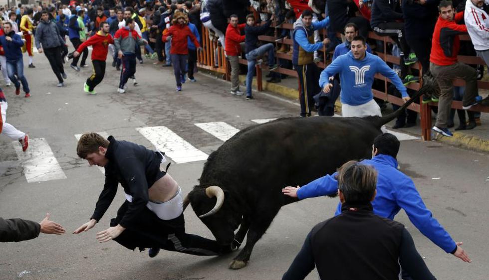 Benjamin Miller atacado por un toro en Ciudad Rodrigo. (AP)