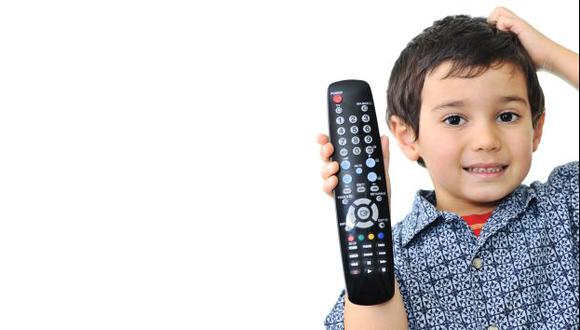 "Se recomienda que antes de los 7 años, los padres de familia no instalen la televisión en el cuarto del niño ni que se les regale dispositivos electrónicos", dijo el especialista.  (Foto: Difusión)