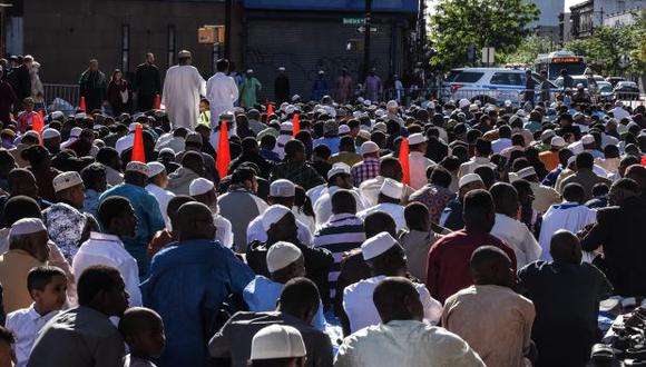 La gente se reúne en una mezquita llamada Masjid at-Taqwa para la oración de Eid al-Fitr. (Foto: AFP)