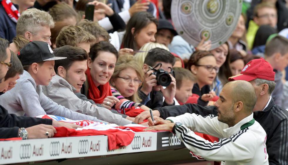 Guardiola firmó algunos autógrafos antes de iniciar las prácticas en el Allianz Arena. (AFP)