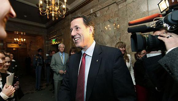 Según las encuestas Santorum le saca a 5 puntos a Romney a nivel nacional. (AP)