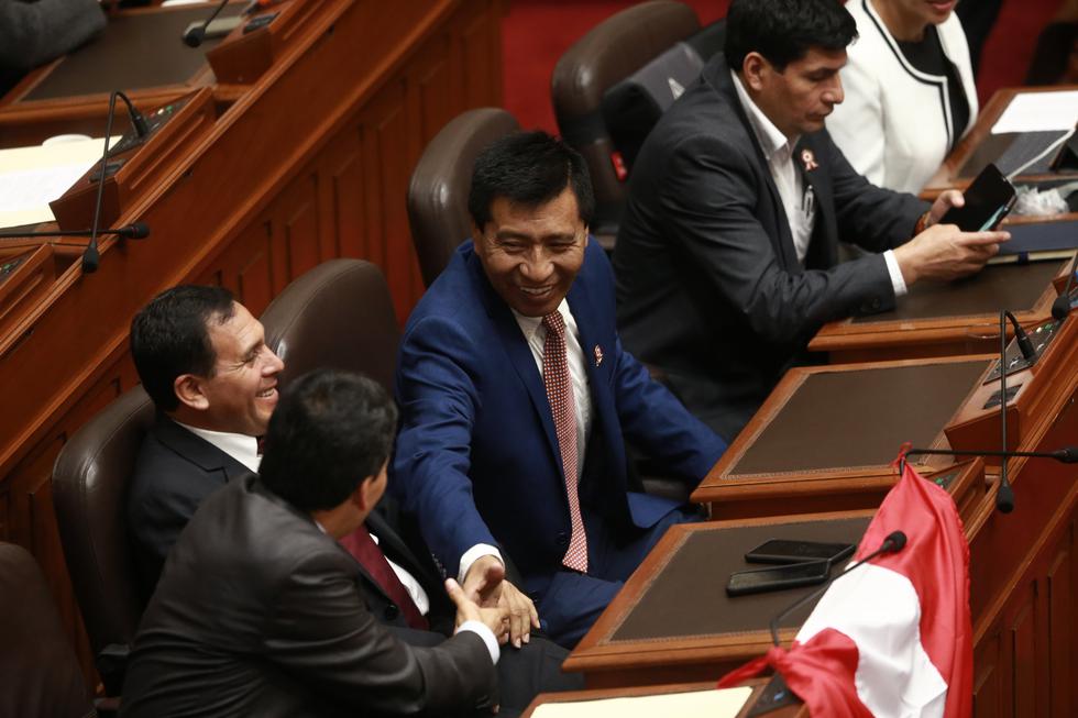 ¡Mal paso! Congresista Moíses Mamani sufre revés al ingresar al Parlamento. (Renzo Salazar/Perú21)