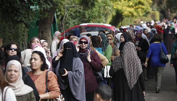 Igual que la víspera, egipcios hicieron largas colas para votar. (AP)