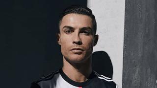 Cristiano Ronaldo modela la nueva camiseta sin rayas de la ‘Vecchia Signora’ [FOTOS]