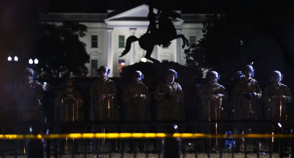 Policías resguardan la Casa Blanca mientras los manifestantes se reúnen para protestar por la muerte de George Floyd, el martes 2 de junio de 2020. (AP/Evan Vucci).