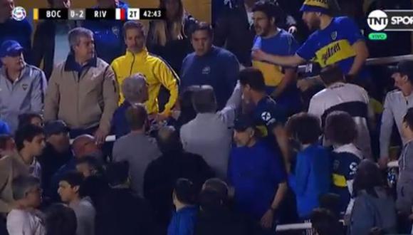 Hinchas de Boca Juniors fueron increpados por intentar salir del estadio en plena derrota 'Xeneize'. (Foto: Captura YouTube)