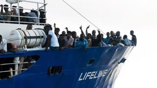 Barco de Lifeline llega a Malta con 230 migrantes tras cinco días de incertidumbre