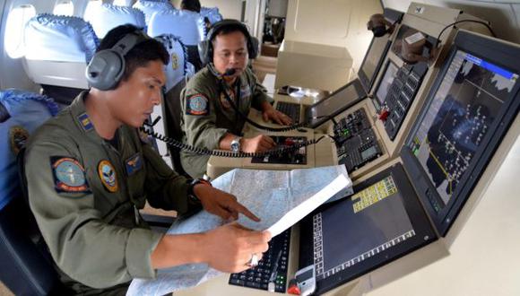 Indonesia reinicia búsqueda de avión de AirAsia que desapareció en mar de Java. (Reuters)