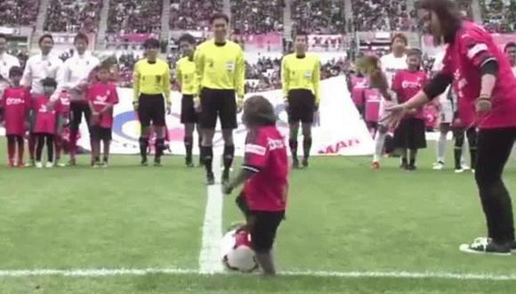 Vestido con la camiseta del Cerezo Osaka, el primate protagonizó el play de honor previo al duelo de la J.League.