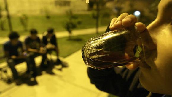 PELIGROSO. El consumo de licor genera el uso de las drogas. (Perú21)
