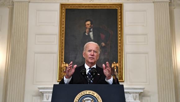Durante un discurso en la Casa Blanca, Biden anunció una serie de normas que en total, pronosticó, afectarán a unos 100 millones de trabajadores, “dos tercios” de la fuerza laboral del país. (Foto: Brendan Smialowski / AFP)