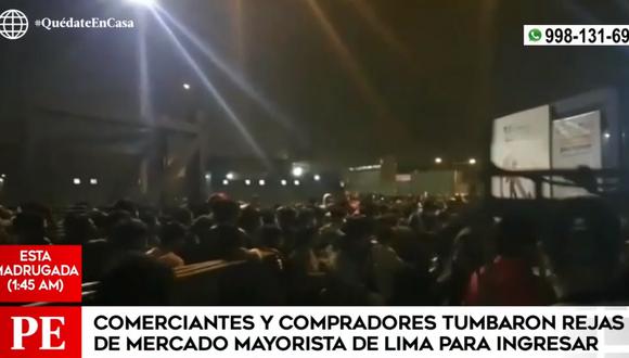 Comerciantes derribaron rejas para ingresar al Gran Mercado Mayorista de Lima. (Foto: Captura América Noticias)