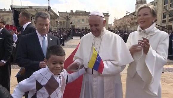 Papa Francisco recibe bandera venezolana (YouTube/CTV)
